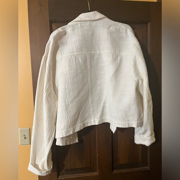 ASOS DESIGN cropped textured shirt jacket in white size 14 - Picture 6 of 7